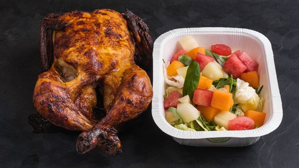 Kokonainen Grillattu broileri ja hedelmäinen vihersalaatti