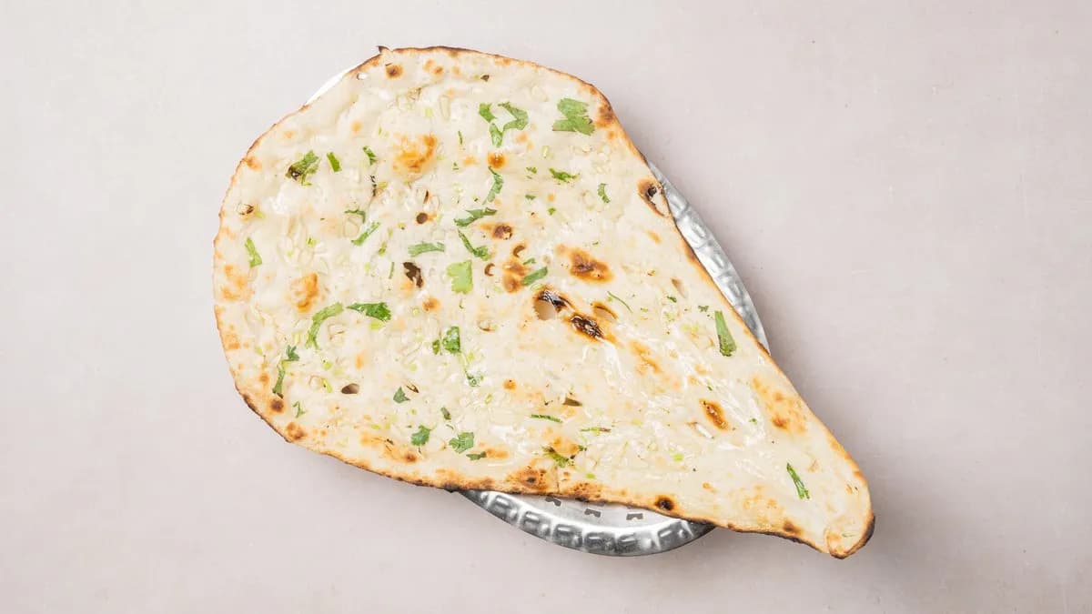 Garlic naan (L) vegan