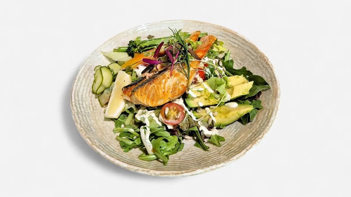 Satokauden lohisalaatti