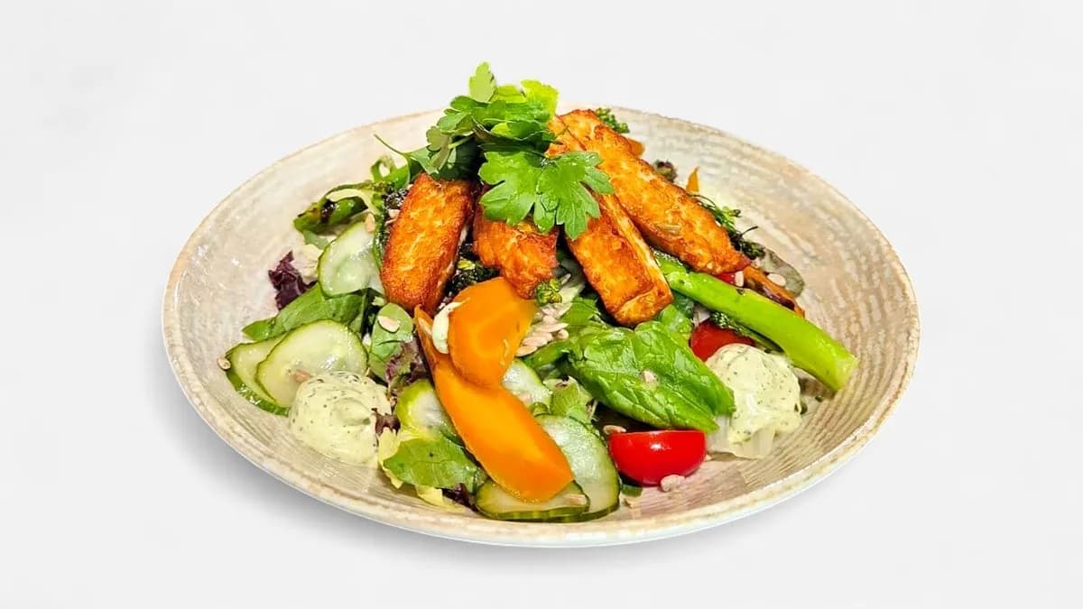 Satokauden halloumsalaatti