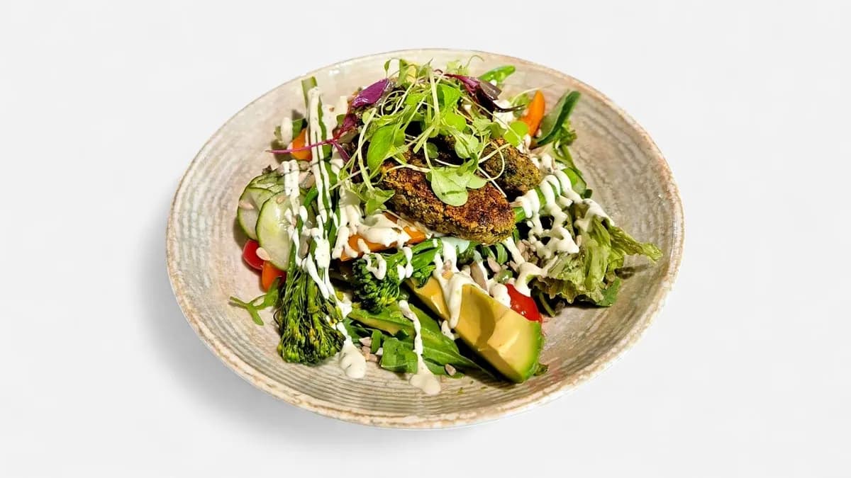 Satokauden kvinoapihvisalaatti