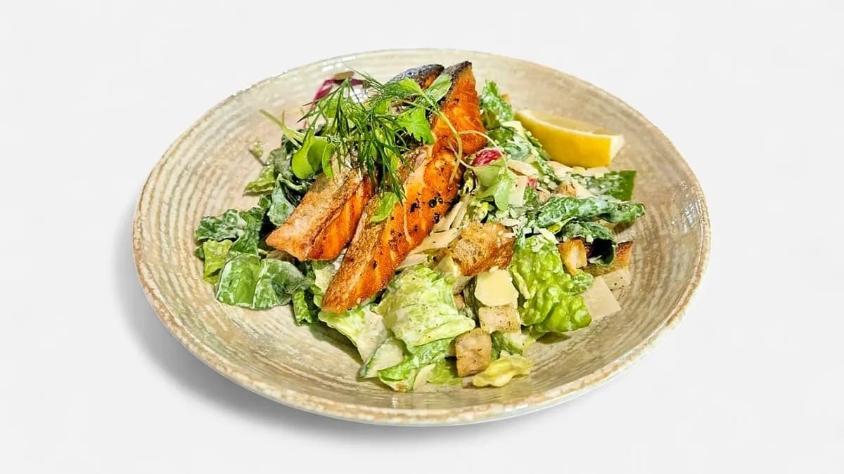 Caesarsalaatti lohella