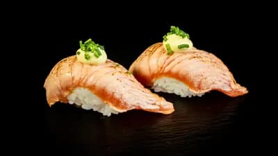 N2. Liekitetty lohi nigiri 2 kpl