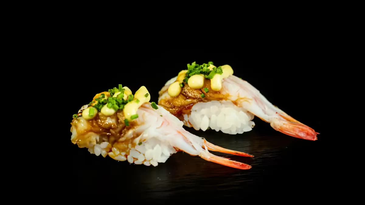 N4. Liekitetty ebi nigiri 2 kpl