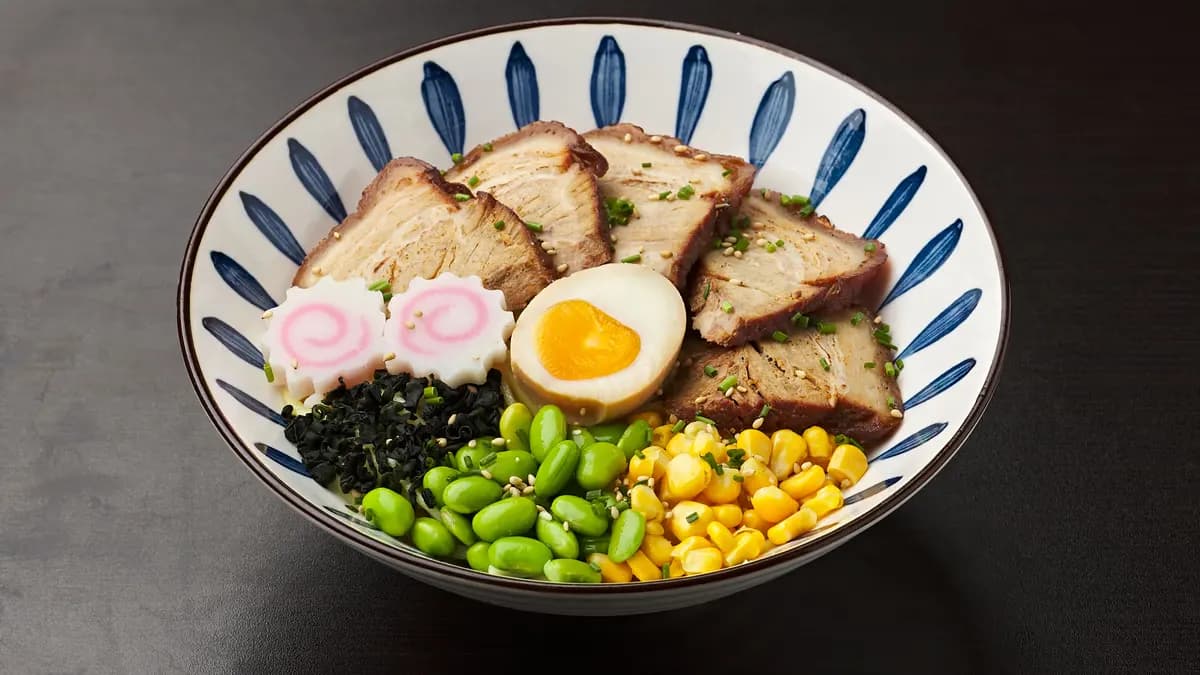 R2. Tonkotsu pork Ramen noodles 猪拉面