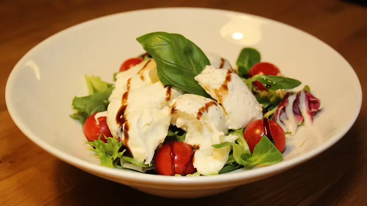 Buffala mozzarella salaatti