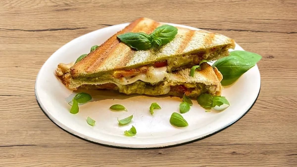 mozzarella pesto tomato