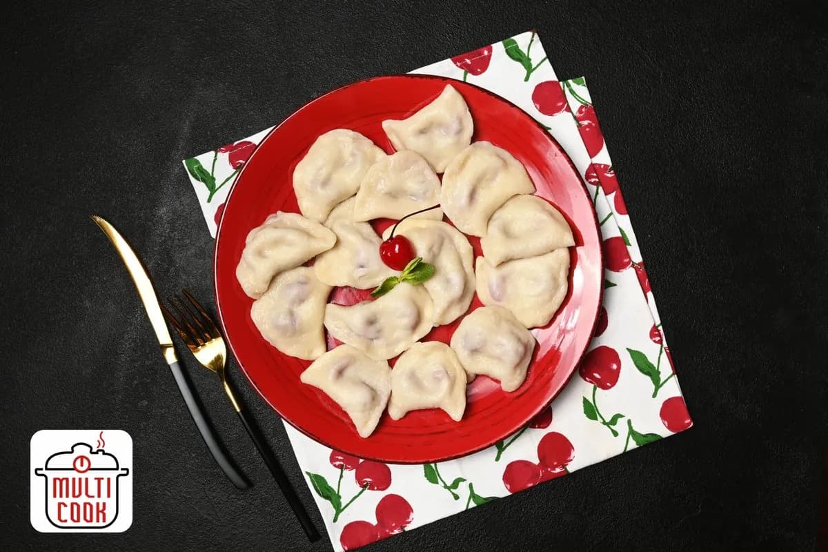 Vegan pierogit kirsikoilla