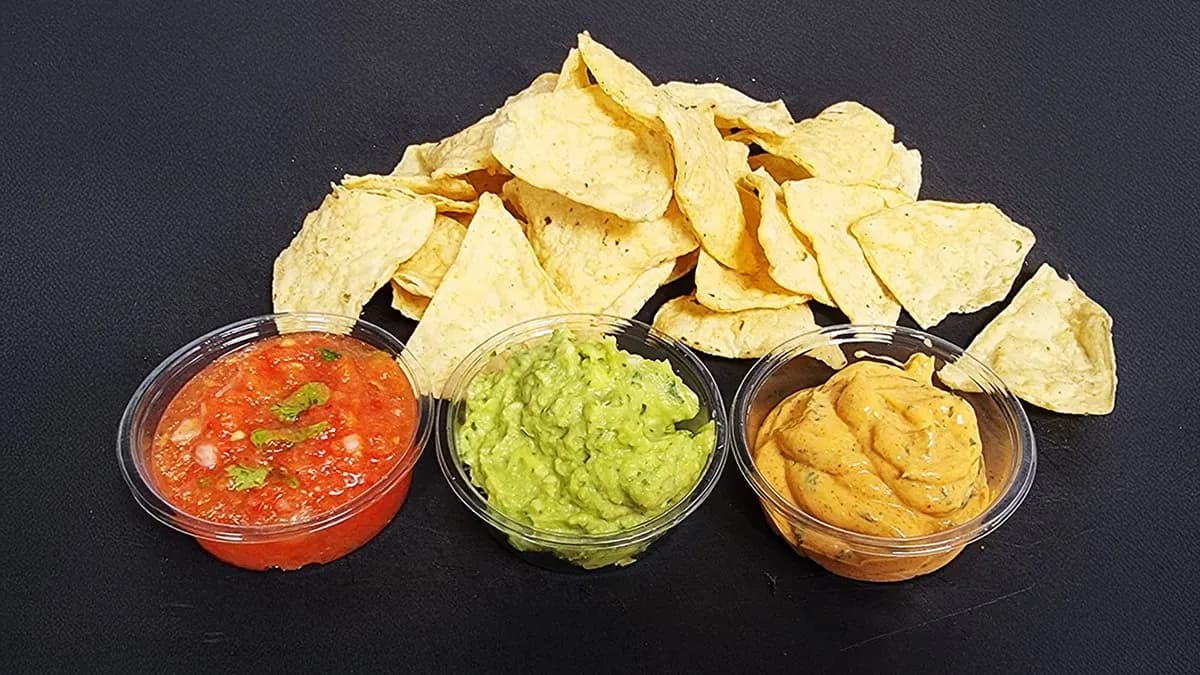 Nachos with dip
