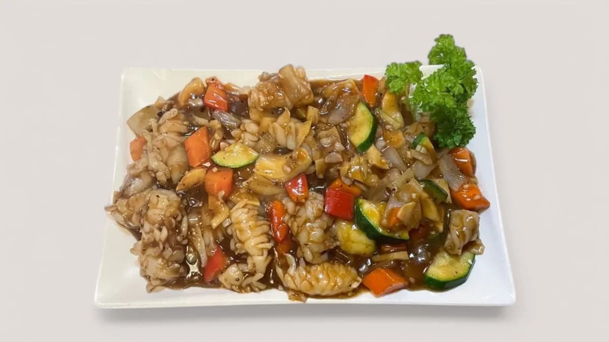 23. Mustekalaa ja paprikaa mustapapukastikkeessa