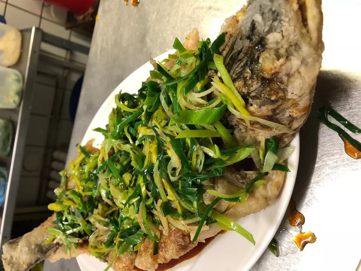 26. Grillattu kalaa inkivääriä ja purjosipuli