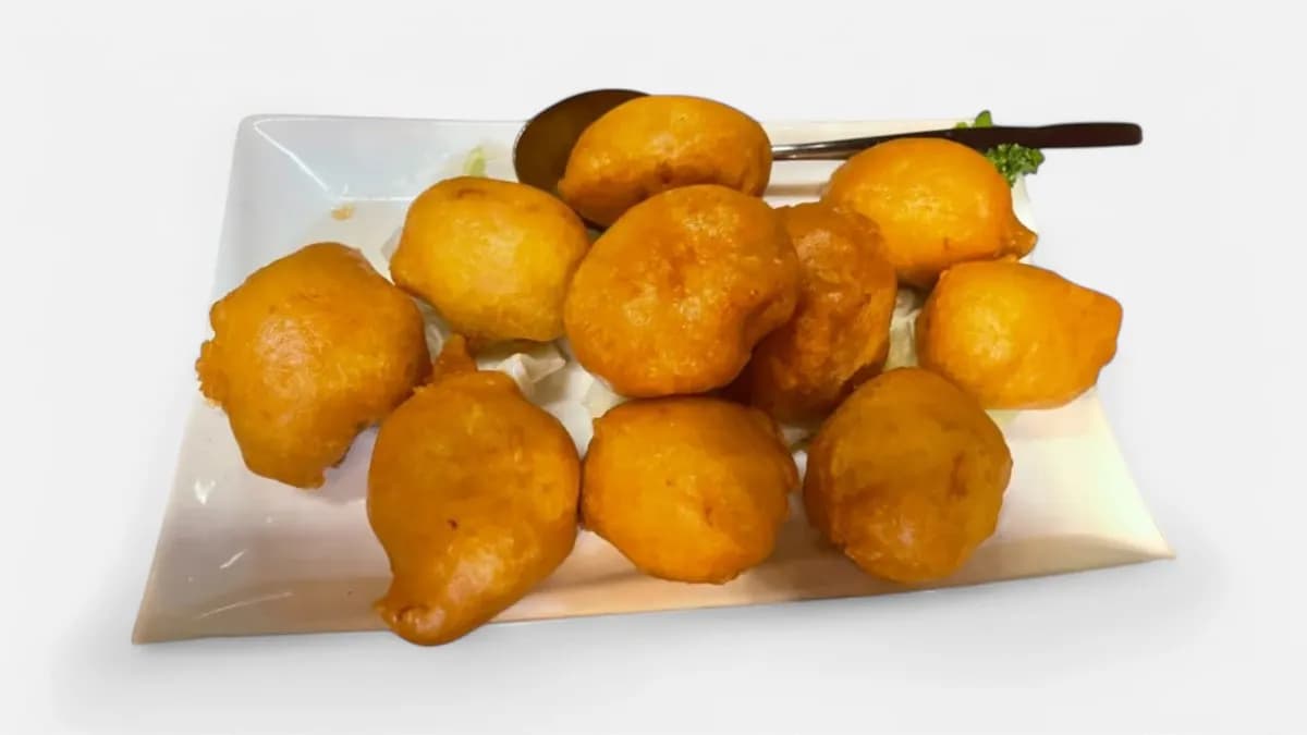 28. Friteerattua porsaanlihaa hapanimeläkastikkeessa