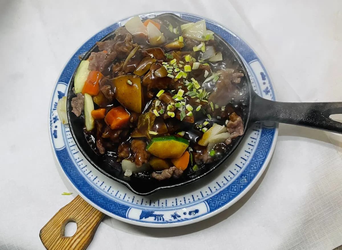 58. Naudanlihaa ja paprikaa metallilautasella