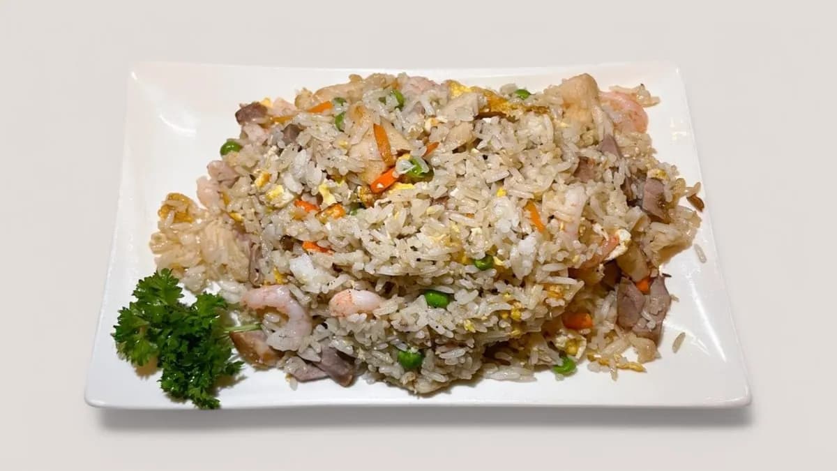 63. Paistettua riisiä, katkarapuja, porsaanlihaa ja kanaa