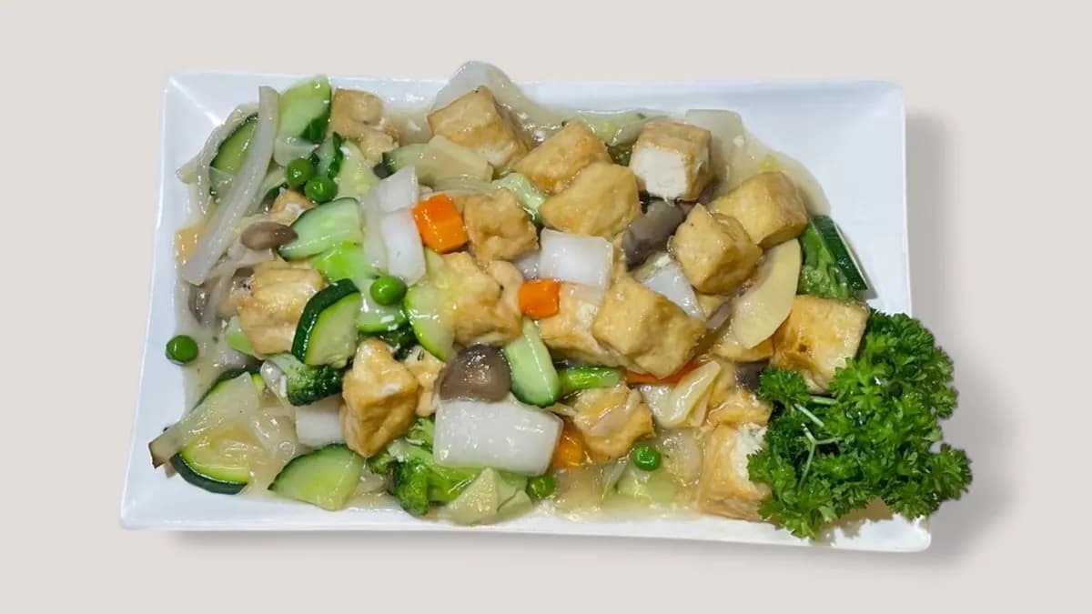 83. Paistettuja sekavihanneksia ja tofua