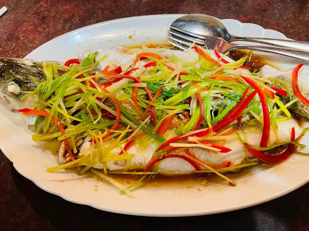 89. Höyrytettyä kalaa inkiväärillä ja purjosipulilla