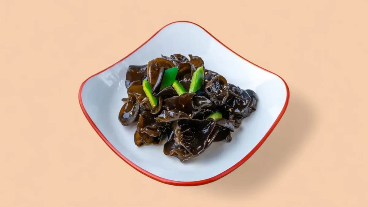 C7. BLACK FUNGUS (MU ER) IN SAUCE