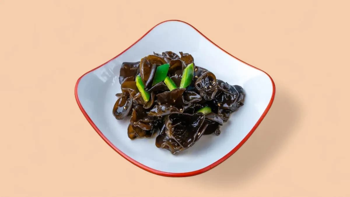 C7. BLACK FUNGUS (MU ER) IN SAUCE