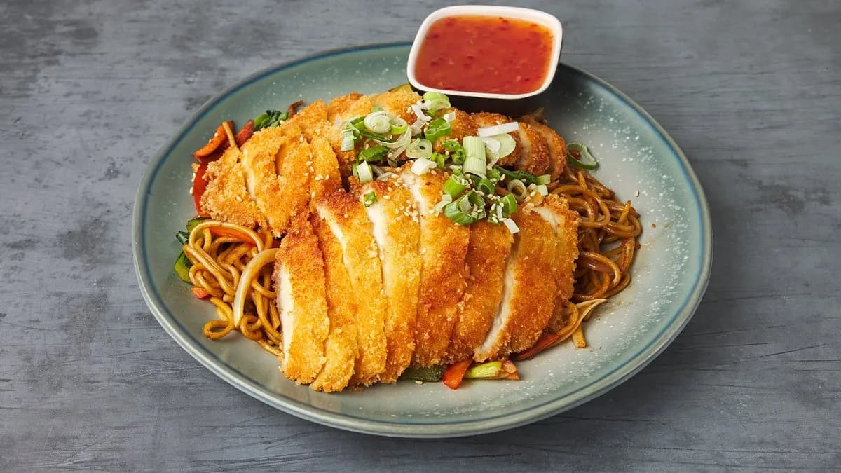 Paistettuja nuudeleita ja Crispy kanaa香酥鸡排面