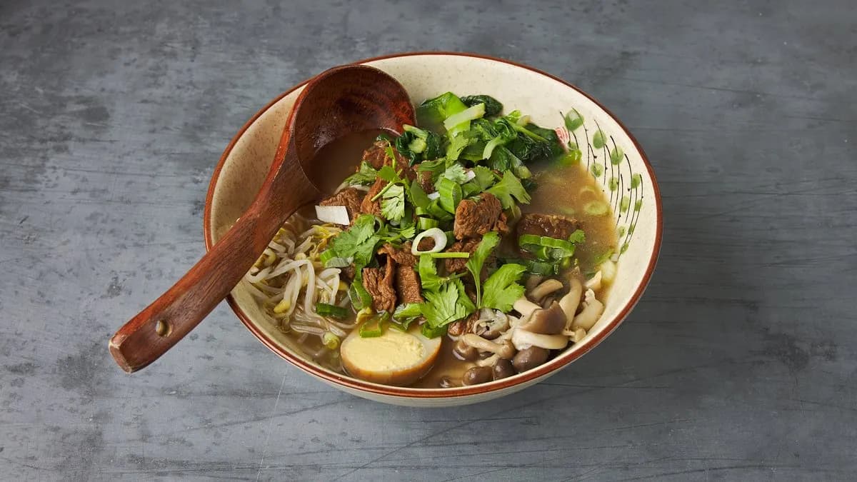 Nuudelikeitto HongShao naudanlihalla红烧牛肉汤面