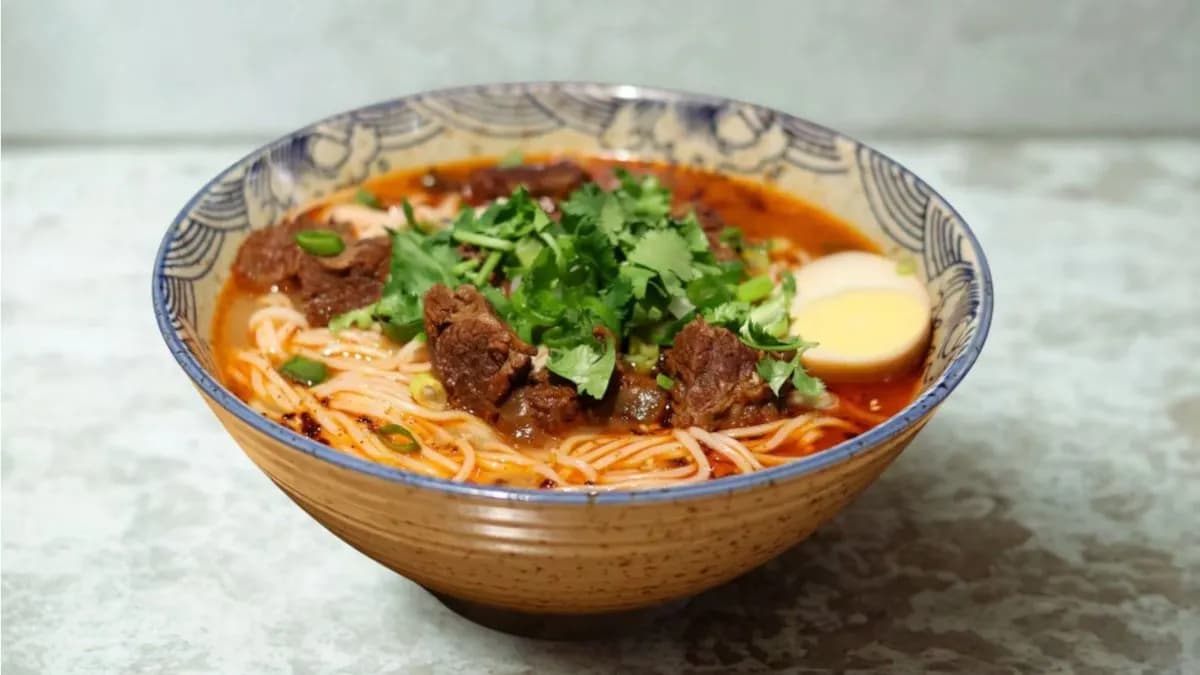 Sichuan MALA Naudanliha nuudelikeitto川味牛肉汤面 (spicy)