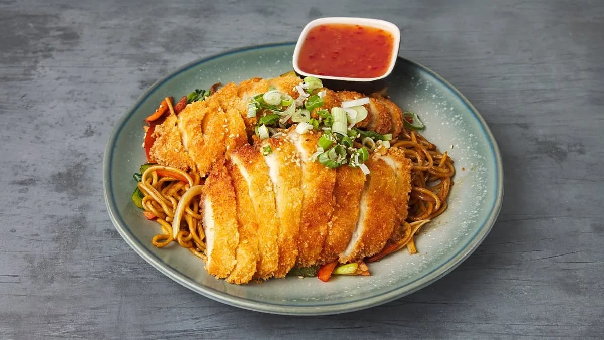 Paistettuja nuudeleita ja Crispy kanaa香酥鸡排面