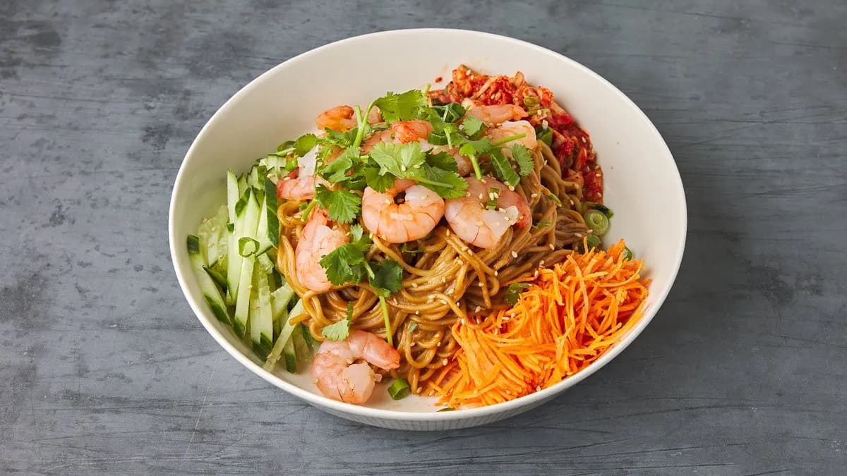 Nuudelit seesamikastikkeessa ja kimchiä 热干面