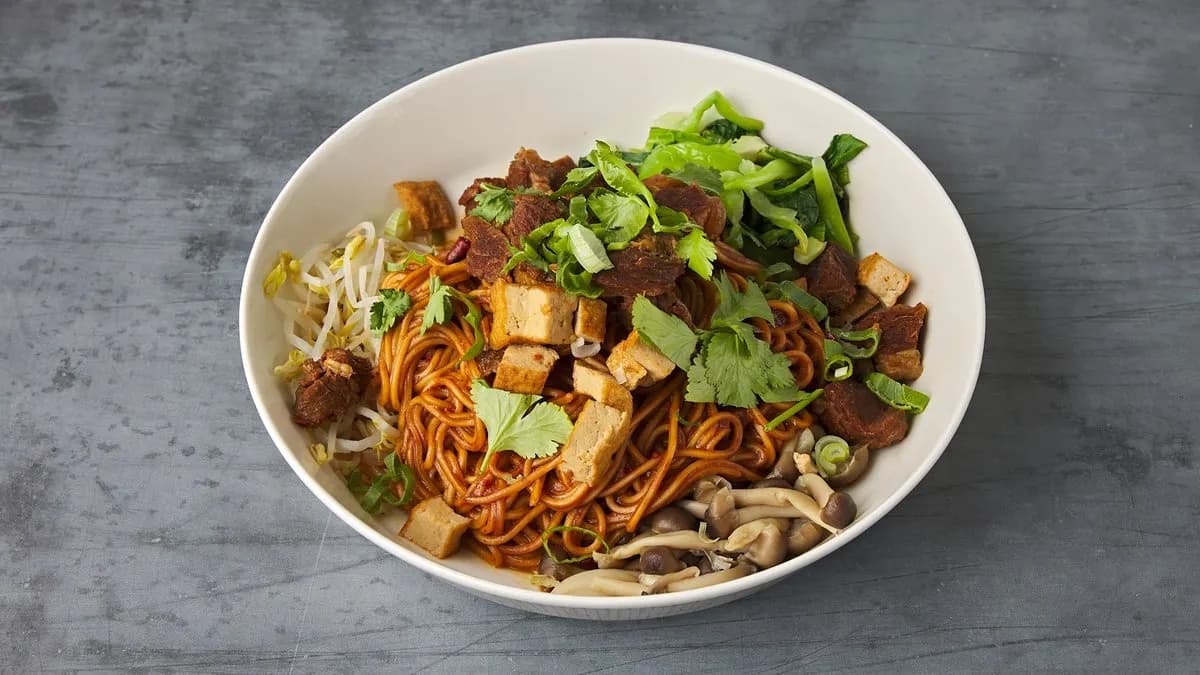 Nuudelit Naudanlihalla Sichuan Pippuria-Chili Kastikkeessa