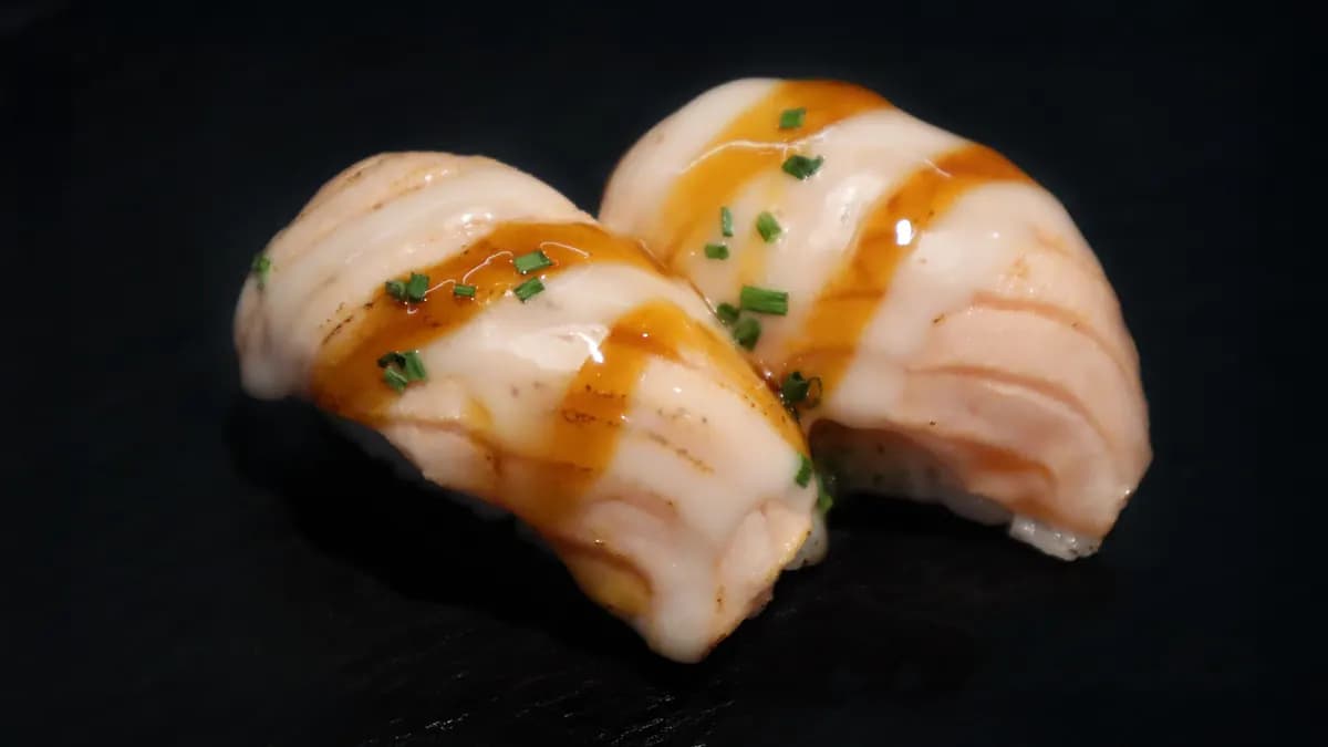 Grillattu lohi nigri (2 kpl)