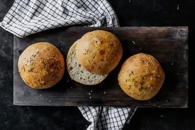 Yrtti-valkosipuli focacciasämpylä