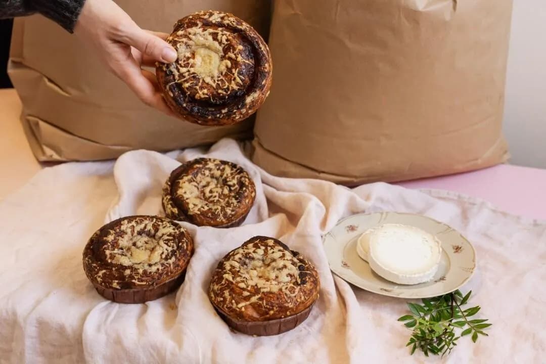 Vuohenjuusto & karamellisoitu sipuli croissant