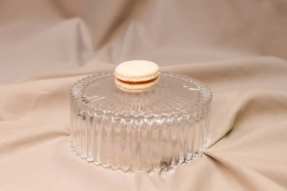 Kardemumma-suolakaramellimacaron