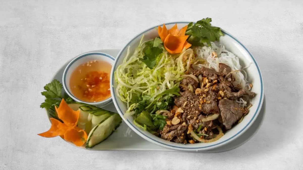 Bún bò nam bộ sis. kalakastikkeen (g, l)