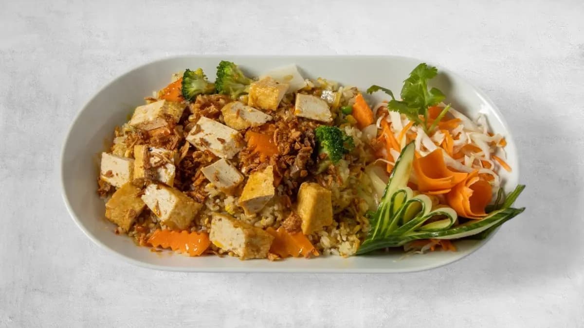 Paistettu riisi tai nuudeli (g, l)