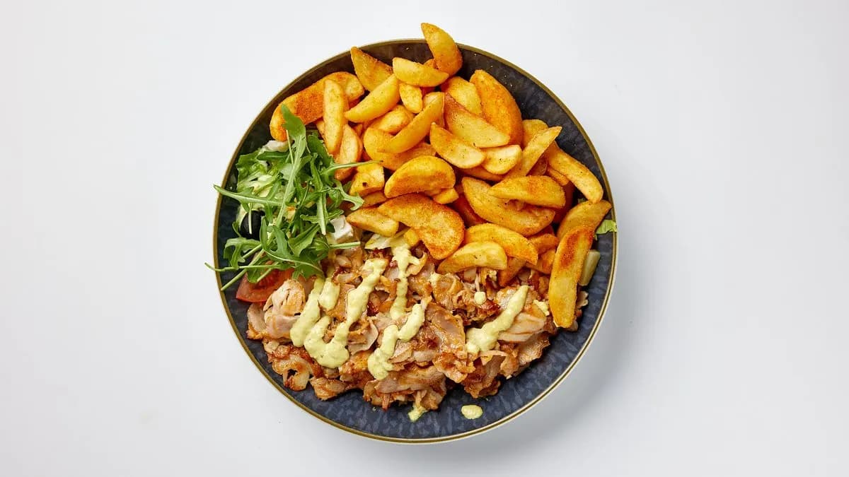 Kanakebab lohkoperunoilla