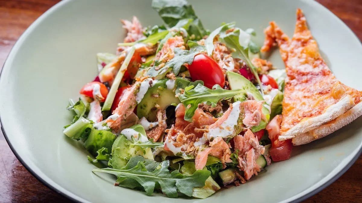 5. Savulohi ja avokado salaatti