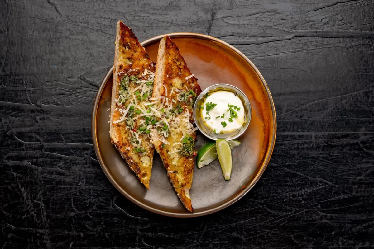 PRETTY GARLIC BREAD (L)