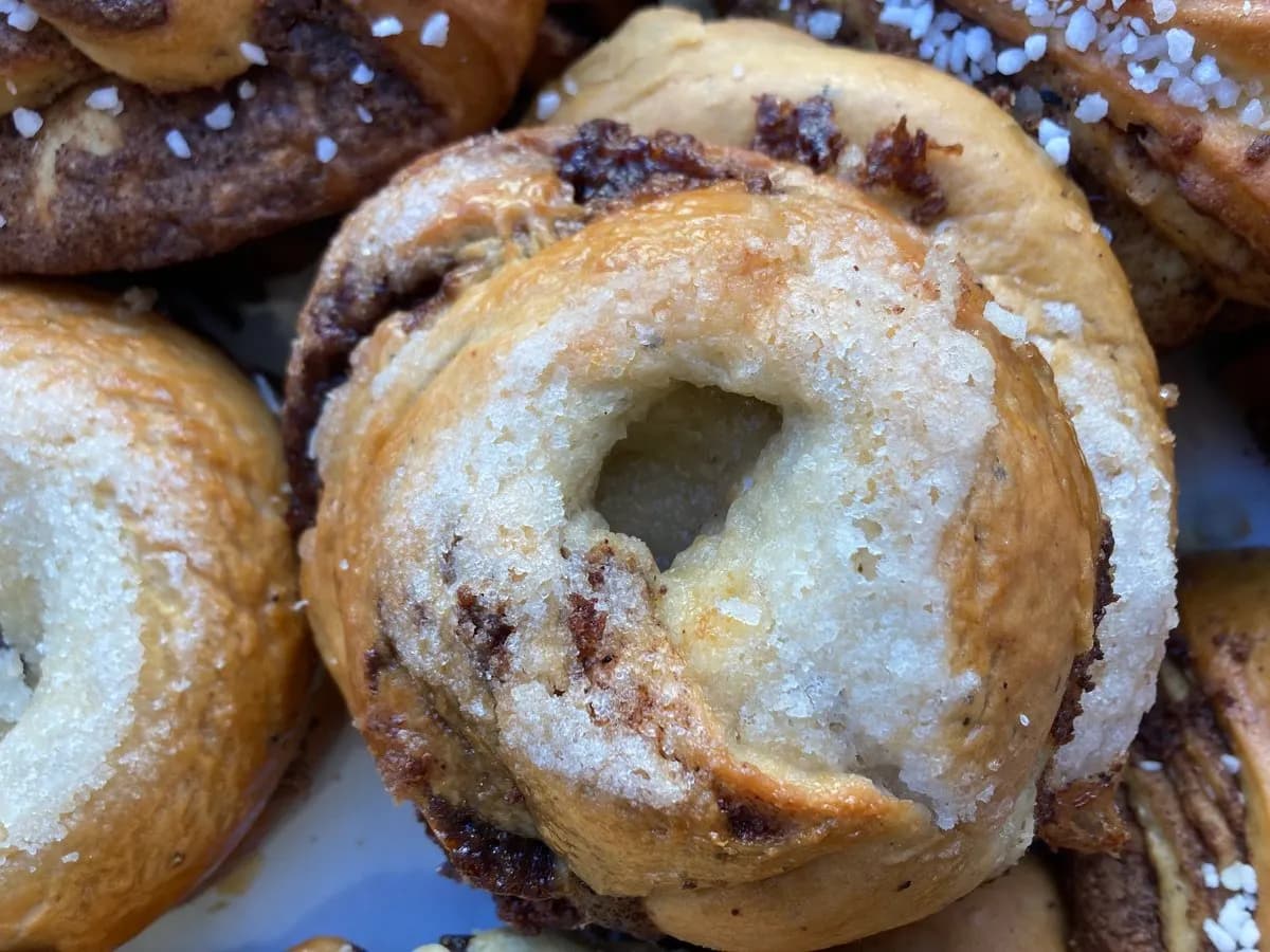 3. Kanelikierrepulla voisilmällä (L)