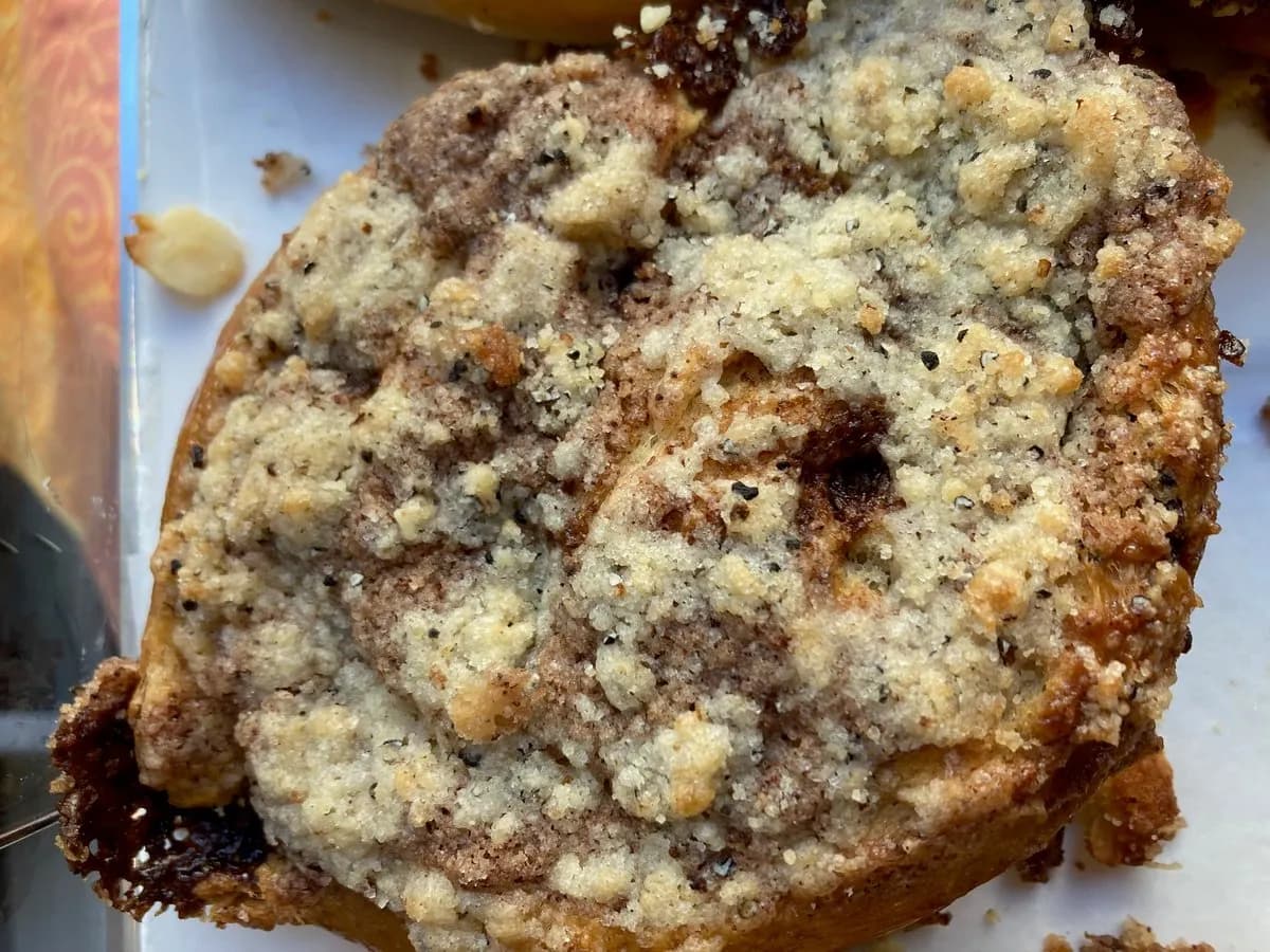 8. Kanelikierrepulla Kardemumma-crumblella (V)