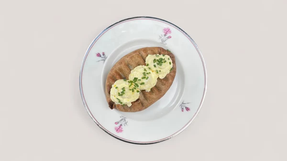 2. Karjalanpiirakka munavoilla