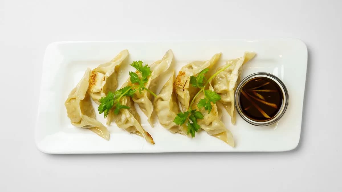 T2. Jiaozi, paistettuja Vegaani, Tofu ja kasvis-, Possu- tai Kananyyttejä