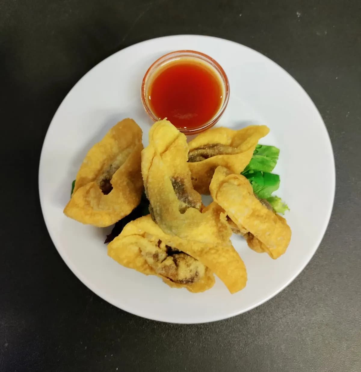 T8. Wonton, friteerattu porsaanlihanyytti