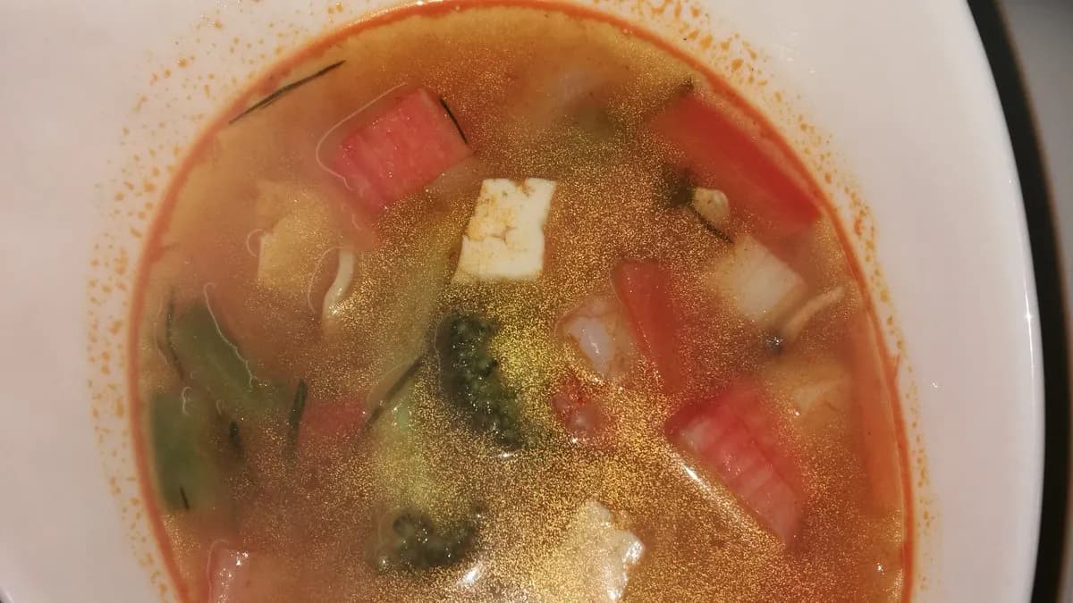 T11. Tom yam äyriäiskeitto