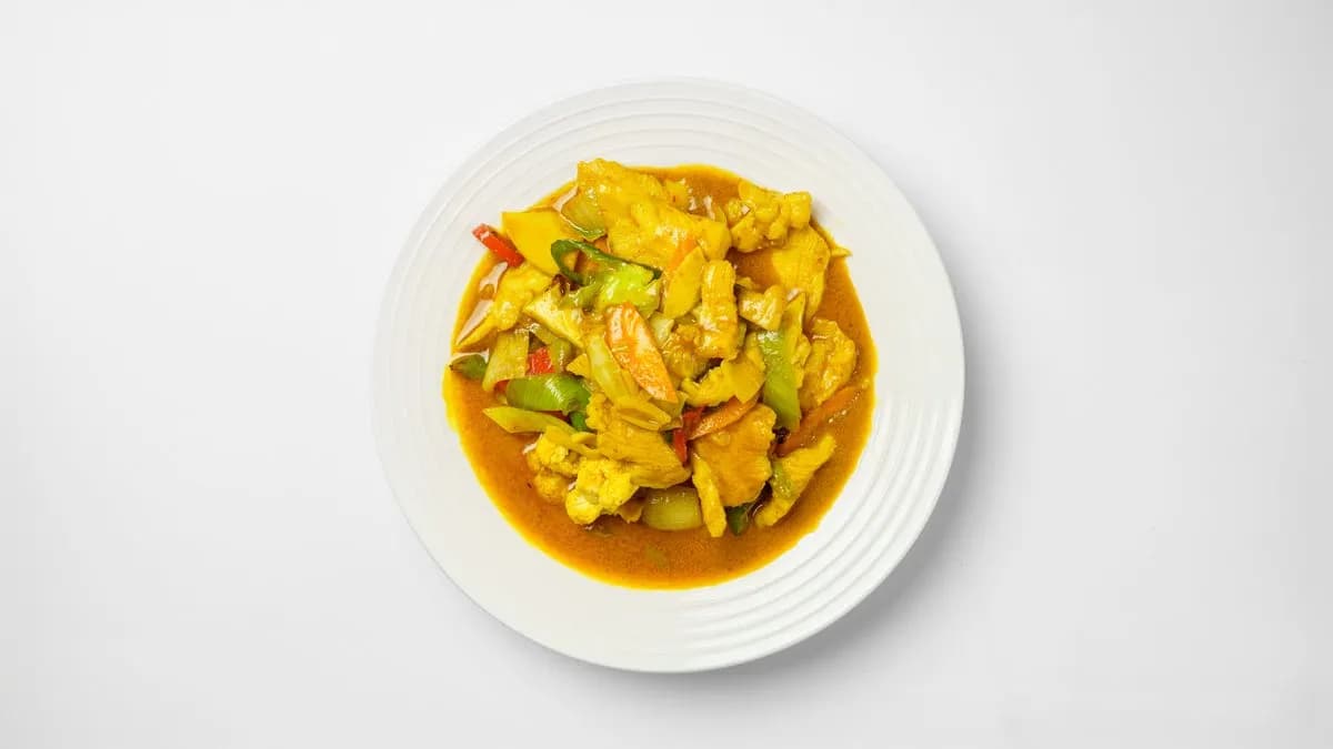 T25. Kanaa currykastikkeessa