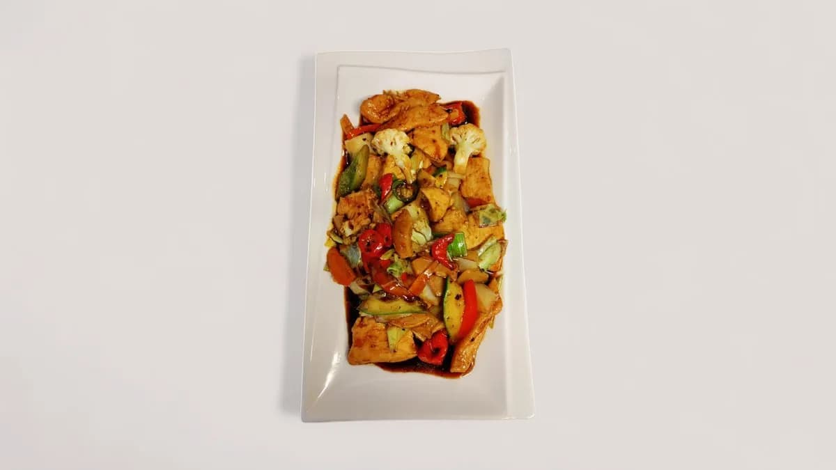 T27. Kanaa mustapapukastikkeessa