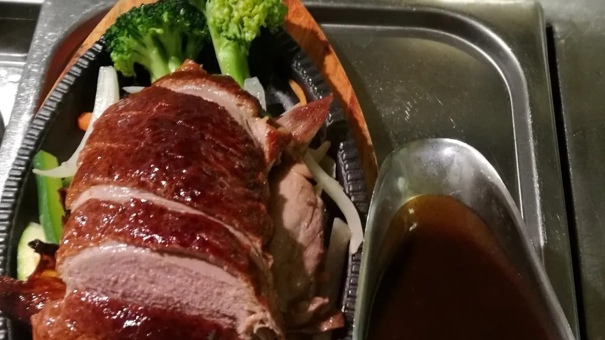 T36. Paahdettua ankkaa hoisin kastikkeella tai Sichuan tapaan