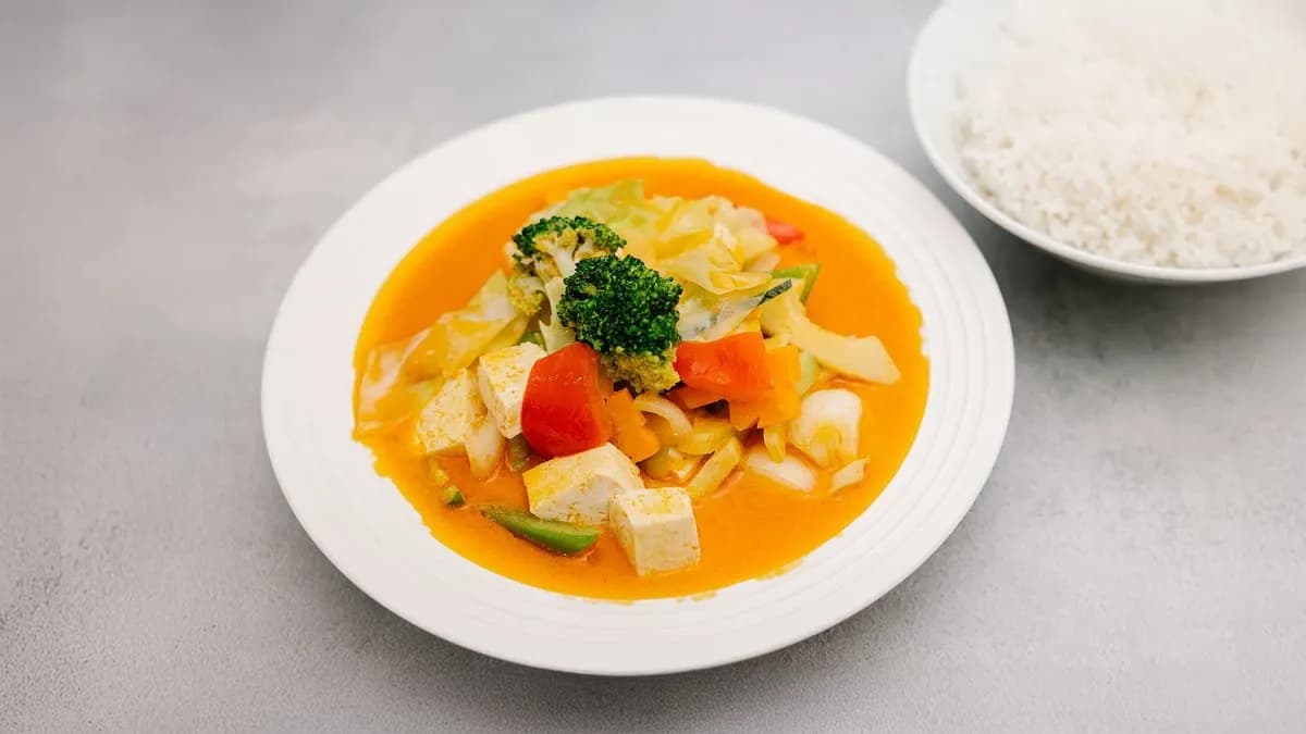 T46. Tofu punaisessa currykastikkeessa