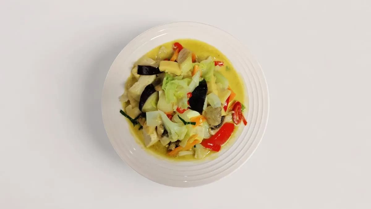 T47. Tofu vihreässä currykastikkeessa