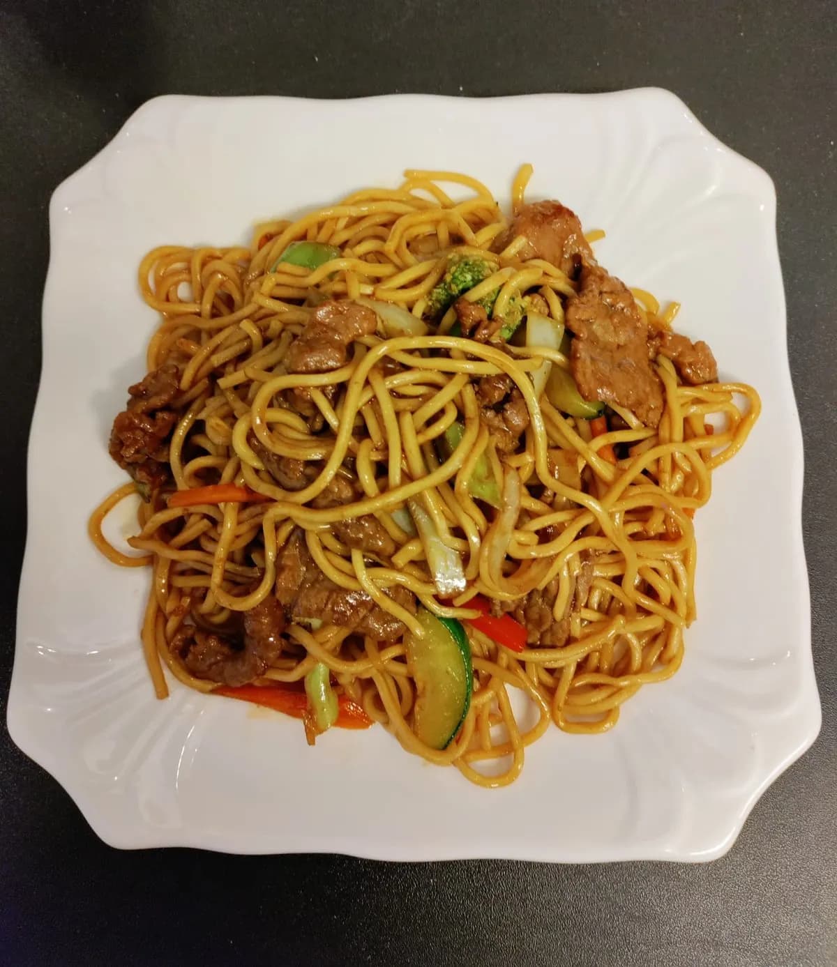 T51. Paistettuja nuudeleita naudanlihalla