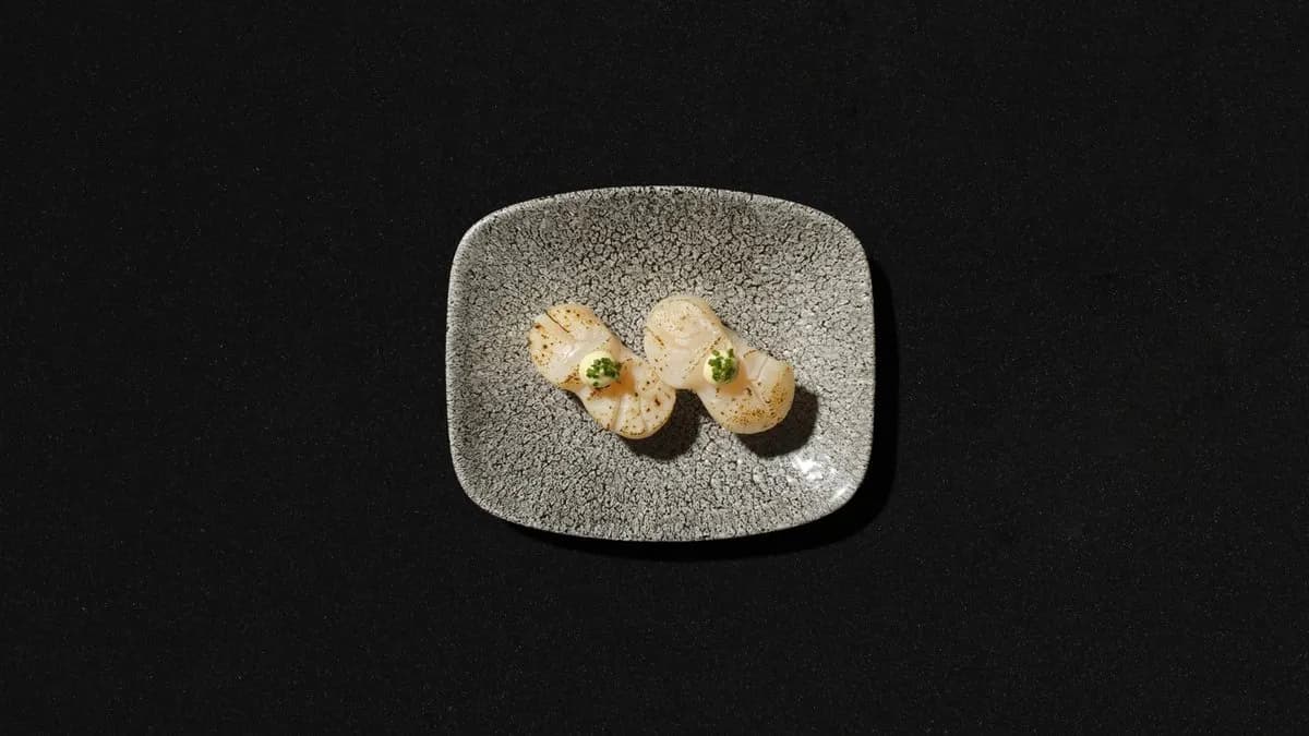 Grillattu kampasimpukka nigiri